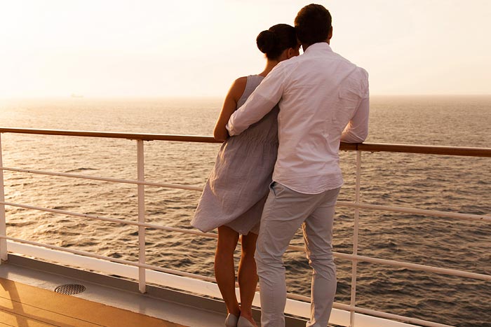 couple on Maui dinner cruise